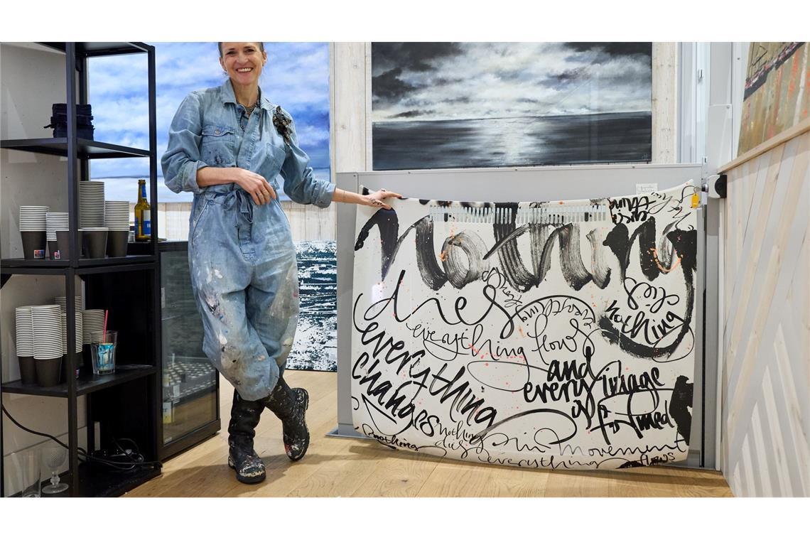 Die Hamburger Künstlerin Jeannine Platz liebt Malen und Schreiben. Beides zeichnet ihre Werke aus.