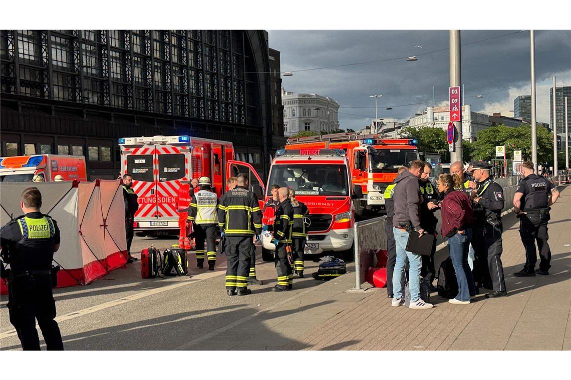 17 Verletzte – keine Anzeichen auf politisches Motiv Die Hamburger Polizei teilte auf der Social-Media-Plattform X mit, dass eine Person „mehrere Menschen mit einem Messer am Hauptbahnhof verletzt“ habe.