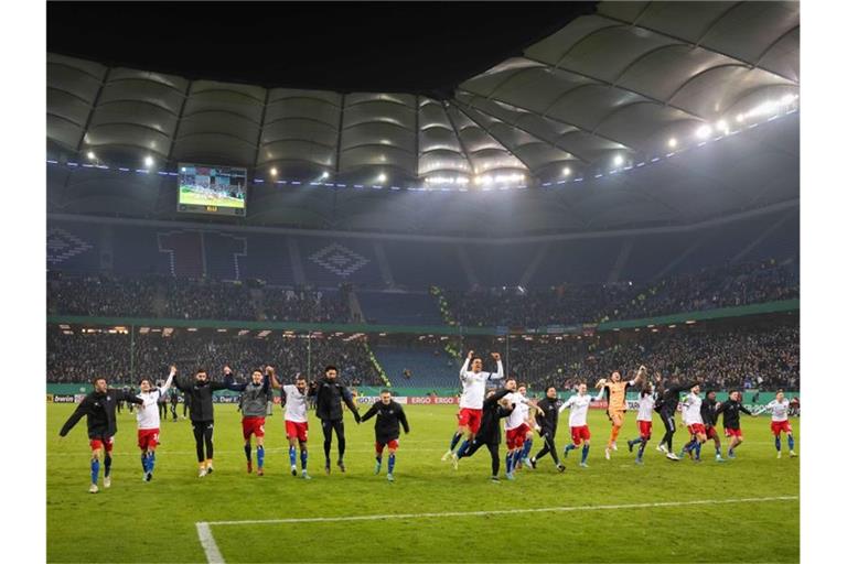 Die Hamburger Spieler feiern den Halbfinaleinzug. Foto: Christian Charisius/dpa
