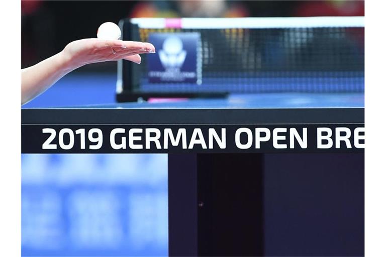 Die Hand einer Spielerin mit einem Ball ist über dem Schriftzug "2019 German Open Bremen" zu sehen. Foto: Carmen Jaspersen/dpa