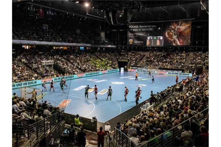 Die Handball-Saison soll spätestens am 16 Mai fortgesetzt werden. Foto: Paul Zinken/dpa