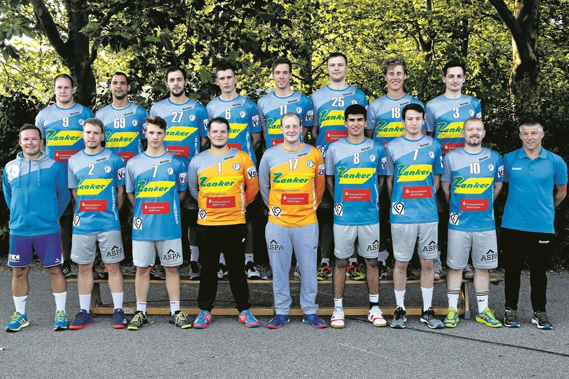 Die Handballer der SG Weissach im Tal blicken der neuen Saison entgegen. Hinten von links: Fabrice Weihrich, Joszef Barkaszi, Michael Grün, Maximilian Voigt, Manuel Nick, Julius Watzek, Lukas Döttling, Joscha Siegel. Vorne: Trainer Marco Dutenstädter, Sven Ilse, Marcel Weller, Marco Pfauser, Benedikt Pollak, Marvin Häusser, Maximilian Hirth, Christian Knoll und Co-Trainer Thomas Schwaderer. Foto: B. Strohmaier