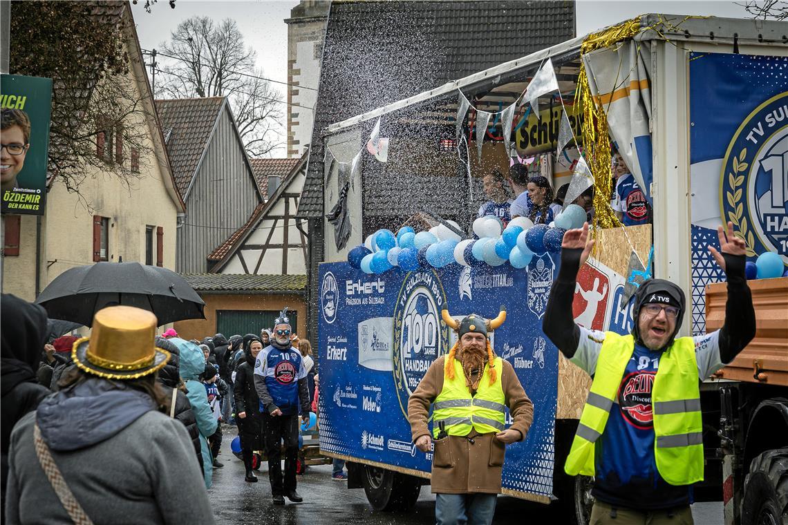 Die Handballer des TV Sulzbach feiern in ihrem großen Wagen.
