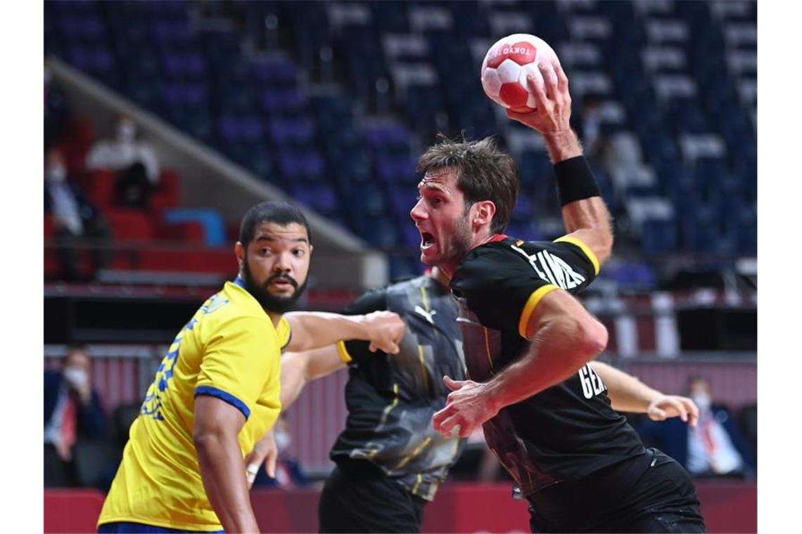 Die Handballer um Uwe Gensheimer (r) taten sich schwer. Foto: Swen Pförtner/dpa