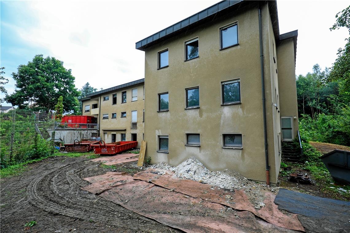 Die Handwerker entkernen das Gebäude nahezu vollständig. Elektrik, Rohrleitungen, Böden samt Estrich, Fenster, Wände – fast alles wird erneuert.