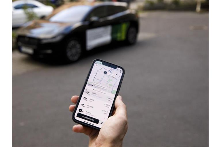 Die Handy-App zum Bestellen eines Uber-Autos ist die Grundlage des Unternehmens. Foto: Carsten Koall/dpa