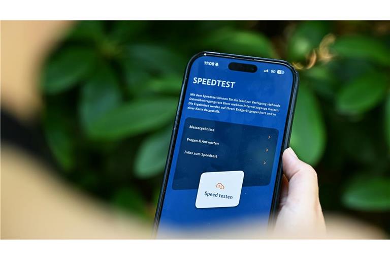 Die Handynutzer sollen in den kommenden Tagen möglichst häufig ihr Handy zücken, um mit der App Mobilfunk-Check Tests zu machen.
