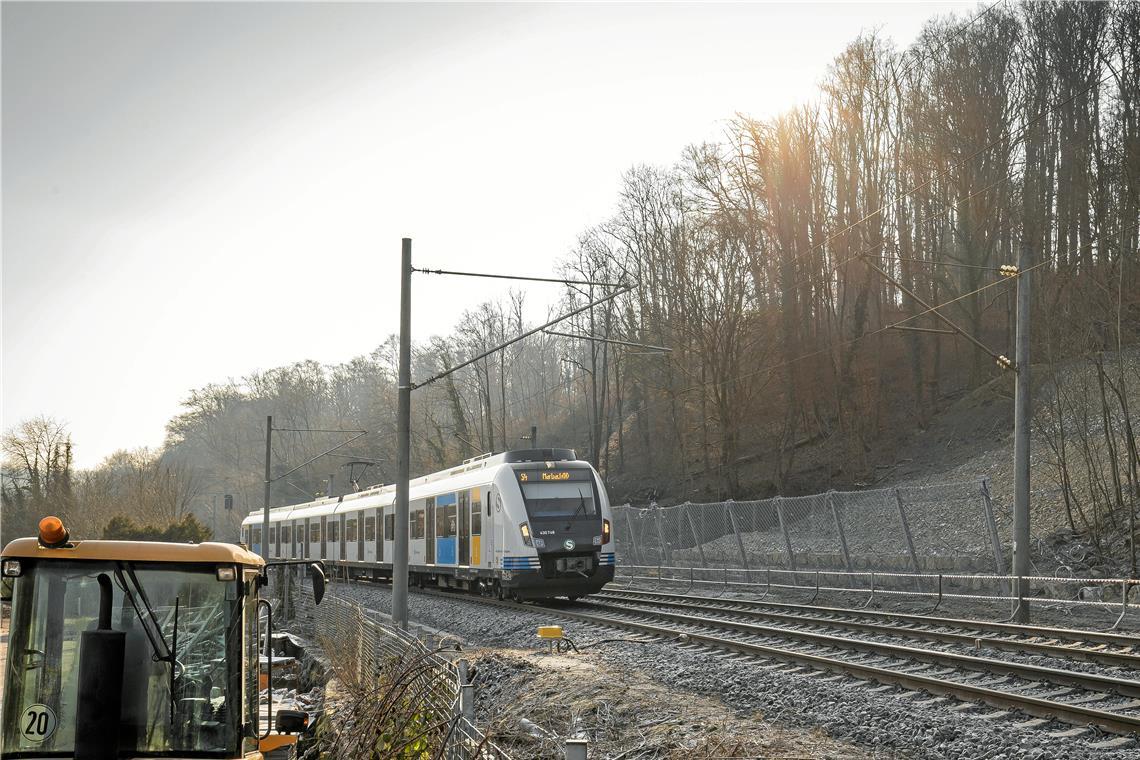 Leidenszeit für Zugpendler nimmt kein Ende Die Hangrutschung im Bereich des Kirchberger Bahnhofs ist mittlerweile gesichert, einige Arbeiten stehen aber noch aus. Foto: Alexander Becher