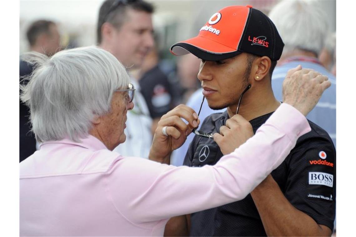 Die Harmonie zwischen Ex-Formel-1-Boss Bernie Ecclestone (l) und Weltmeister Lewis Hamilton ist vorerst weg. Foto: Franck Robichon/EPA/dpa