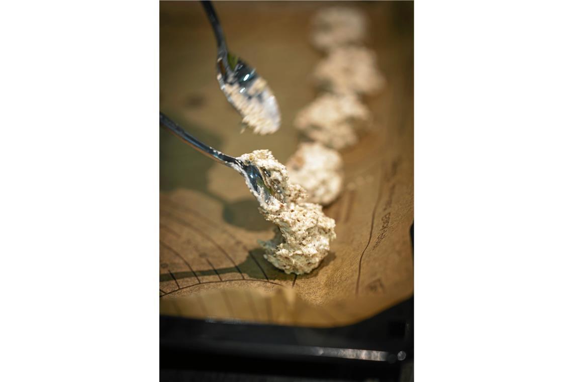 Die Haselnussmakronen sind bereit für die dekorative Haselnuss. Foto: Alexander Becher