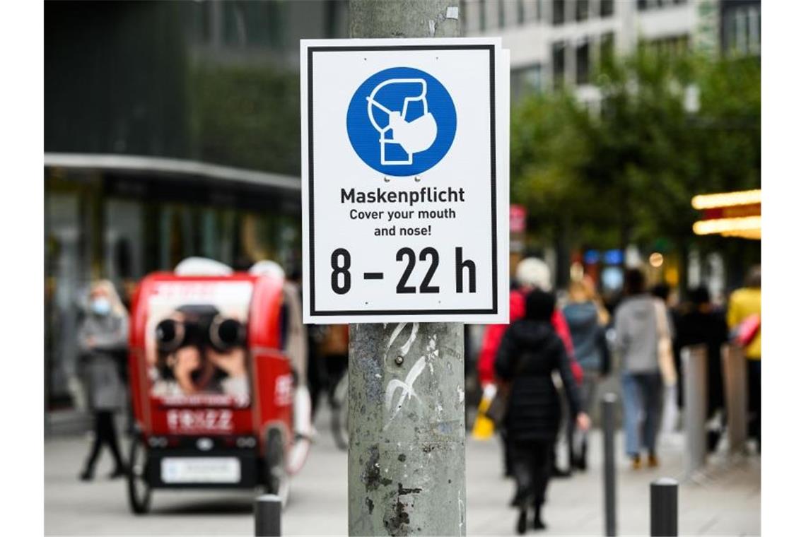 Die Haupteinkaufsstraße Zeil in Frankfurt am Main: Es gilt Maskenpflicht beim Bummeln. Foto: Andreas Arnold/dpa