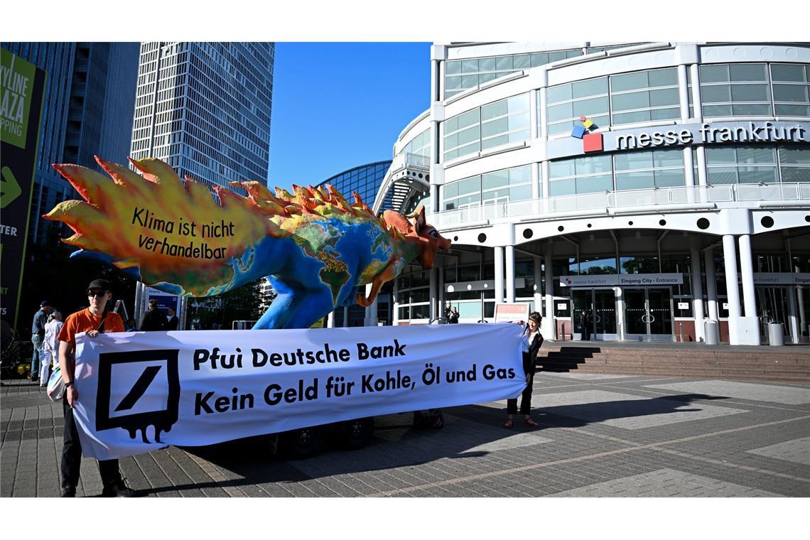 Die Hauptversammlung der Deutschen Bank in Frankfurt wurde von Protesten begleitet.