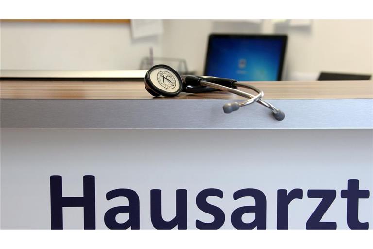 Die Hausärzte wollen, dass die Krankenkassen den Rotstift bei sich selbst ansetzen. (Archivbild)