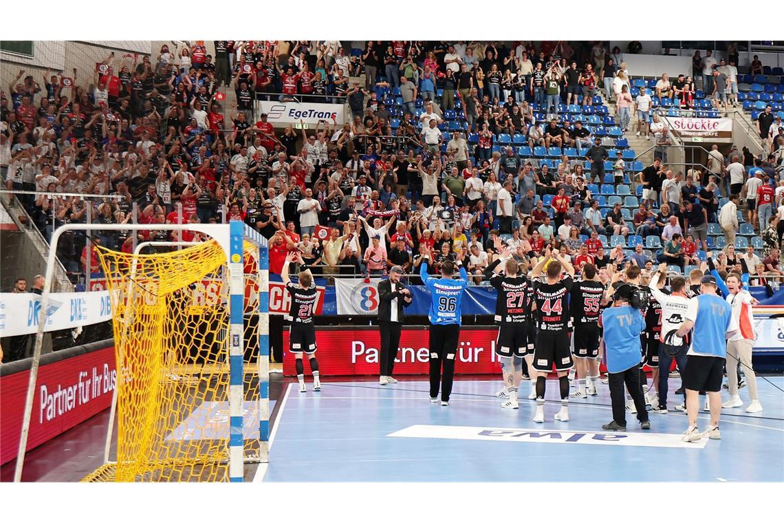 Nach Niederlage im Abstiegs-Gipfel: SG BBM Bietigheim ganz nah am Abgrund Die HCE-Spieler jubeln mit ihren 200 mitgereisten Fans.