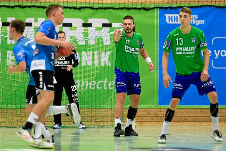 Die HCOB-Abwehr steht in dieser Saison besser, mit Tim Düren trägt der Zugang von der zweiten Mannschaft der Füchse Berlin als zentraler Abwehrspieler maßgeblich dazu bei.Foto: A. Becher