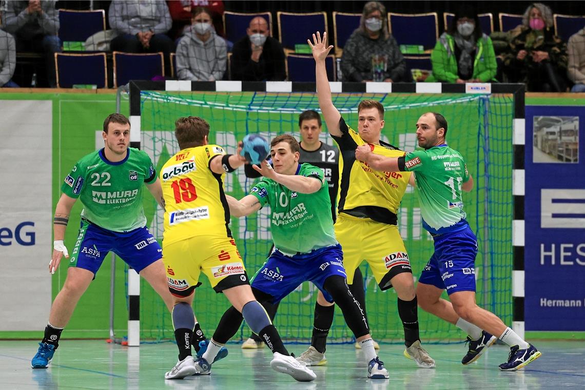 HCOB gewinnt dank starker Defensive Die HCOB-Abwehr um Jakub Strýc (links), Luis Villgrattner (Mitte) und Kevin Wolf stand sehr gut. Foto: A. Becher