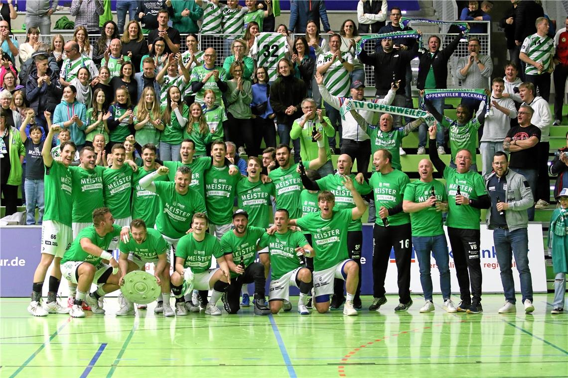 Völlig losgelöst: Der HC Oppenweiler/Backnang ist Meister Die HCOB-Handballer feiern ausgelassen mit ihren Fans den Titelgewinn. Foto: Alexander Hornauer