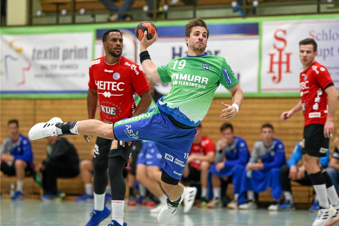Die HCOB-Handballer um Philipp Schöbinger (am Ball) spielen morgen nicht. Foto: A. Becher