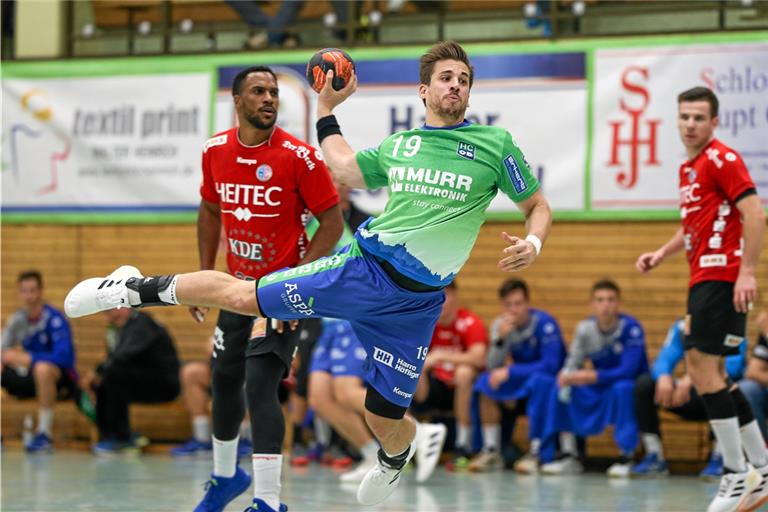 Die HCOB-Handballer um Philipp Schöbinger (am Ball) spielen morgen nicht. Foto: A. Becher