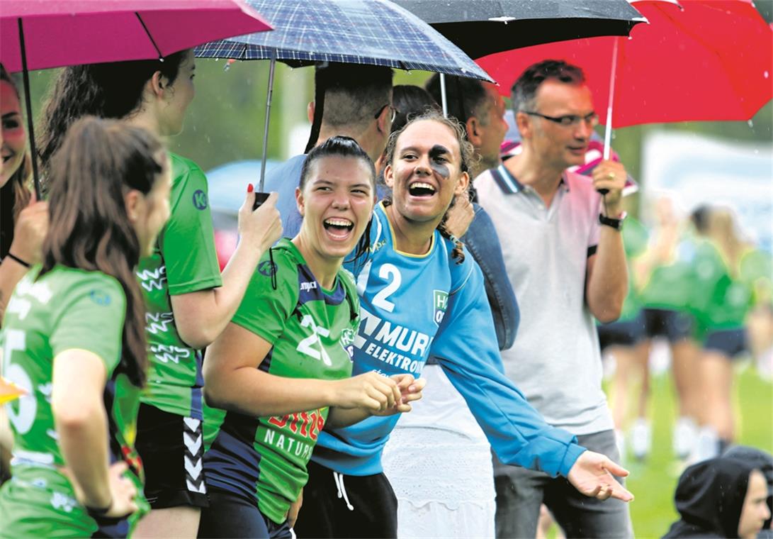 Die HCOB-Handballerinnen Wendy Czapek (links) und Carolin Mutter ließen sich ihre gute Laune vom zeitweise miesen Wetter nicht vermiesen.