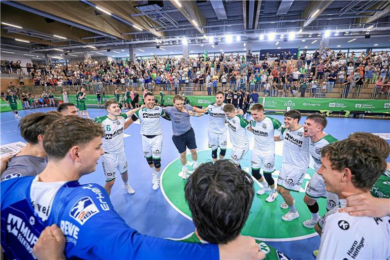 Die HCOB-Spieler und die Fans bejubeln den ersten Saisonsieg im letzten Heimspiel gegen die Eulen Ludwigshafen. Foto: Alexander Becher