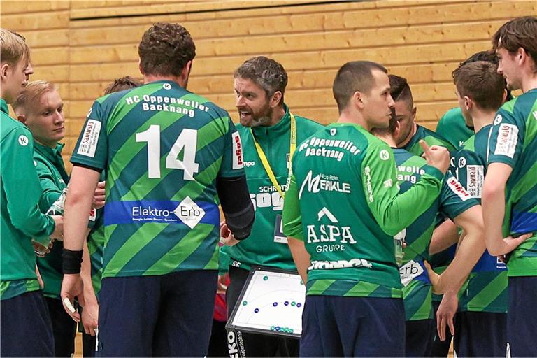 Die HCOB-Zweite von Trainer Sebastian Forch (Mitte) hat zuletzt zehn Spiele in Folge gewonnen. Fotos: Alexander Becher