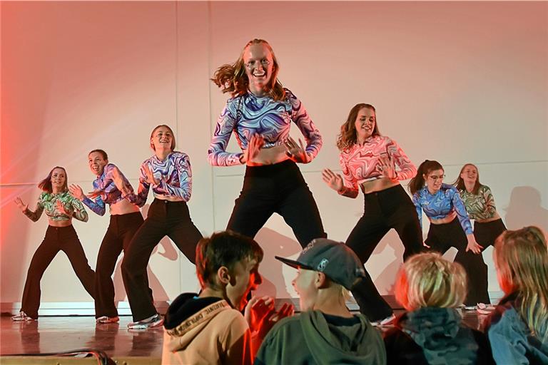 Die „Heartbeats“ sind als letzte Gruppe in der Hardtwaldhalle aufgetreten. Die acht Hip-Hop-Tänzerinnen haben außerdem die Moderation des Abends übernommen. Von links nach rechts: Sophie Mildenberger, Lina Gassmann, Laura Trefz, Anna Wurst, Lena Arweiler, Isabel Nunes und Kaja Wurst. Nicht auf dem Foto zu sehen ist Marie Brießmann. Foto: Tobias Sellmaier