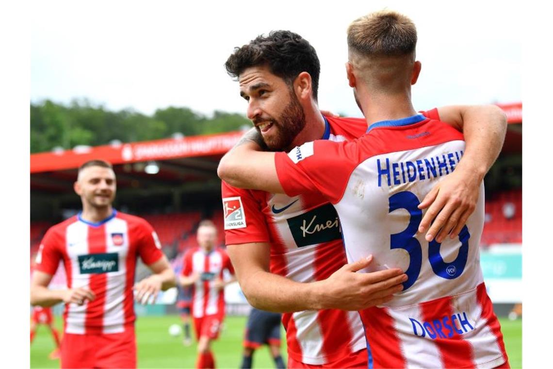 Die Heidenheimer treffen am Sonntag auf den direkten Aufstiegs-Konkurrenten Hamburger SV. Foto: Sebastian Widmann/getty/pool/dpa