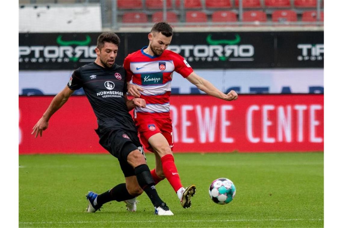 Die Heidenheimer um Torschütze Denis Thomalla (r) setzten sich gegen den 1. FC Nürnberg durch. Foto: Stefan Puchner/dpa