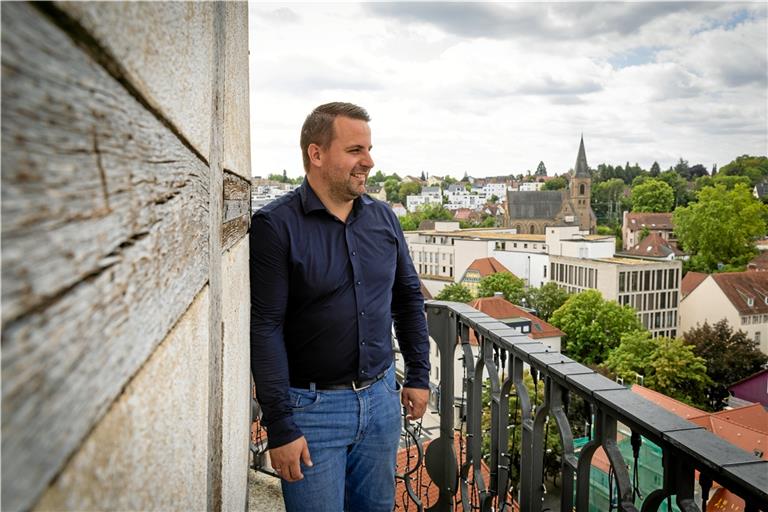 Die Heimatstadt im Blick: Stefan Hopp ist in Waldrems aufgewachsen. Heute leitet er in Backnang zwei Küchenstudios und die Eventlocation „Kochwerk“.Fotos: Alexander Becher