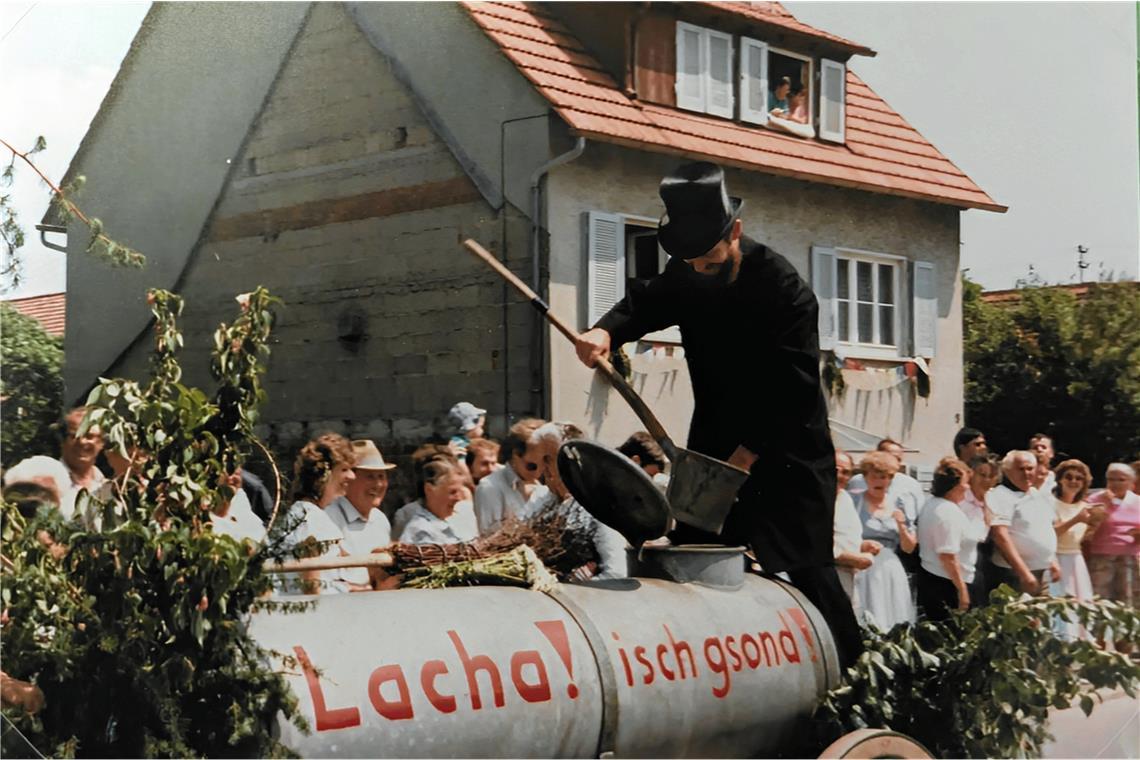 Die Heimattage im Jahr 1976 haben die Schaulustigen auf die Straße oder zumindest ans Fenster gezogen. Fotos: privat