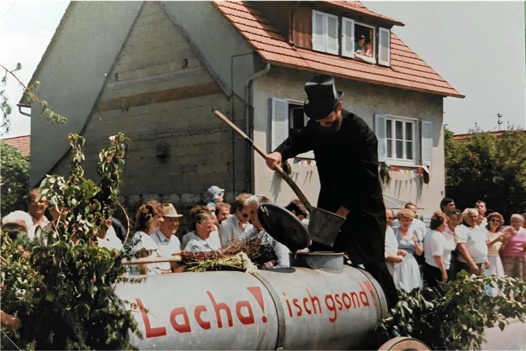 Die Heimattage im Jahr 1976 haben die Schaulustigen auf die Straße oder zumindest ans Fenster gezogen. Fotos: privat