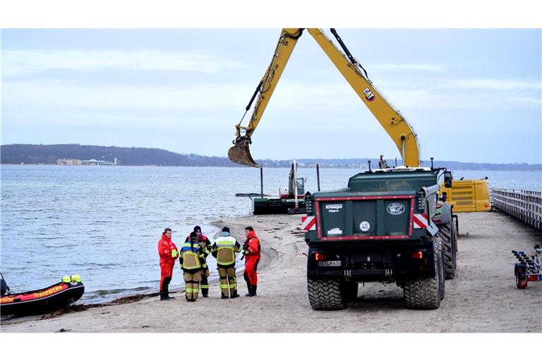 Die Helfer beabsichtigen, vor dem Wal eine Rinne auszubaggern.