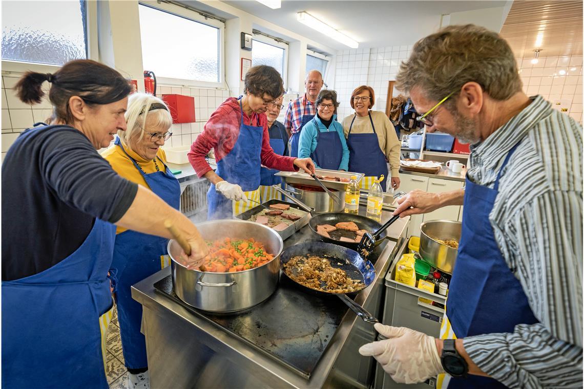 Vesperkirche in Backnang: Mehr als eine warme Mahlzeit Die Helferinnen und Helfer zeigen viel Einsatz, damit die Gäste der Vesperkirche ein gutes, warmes Essen bekommen. Foto: Alexander Becher