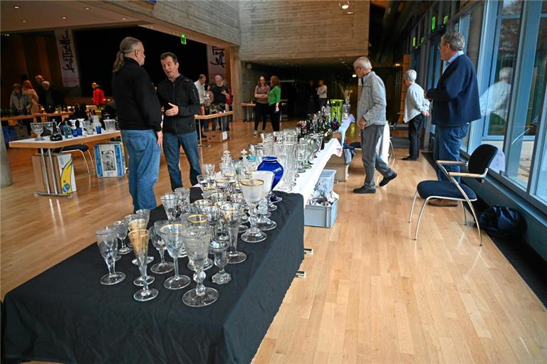 Gläserne Kleinode erzählen Geschichte(n) Die helle Murrhardter Festhalle setzt die gläsernen Ausstellungsstücke in Szene. Fotos: Elisabeth Klaper