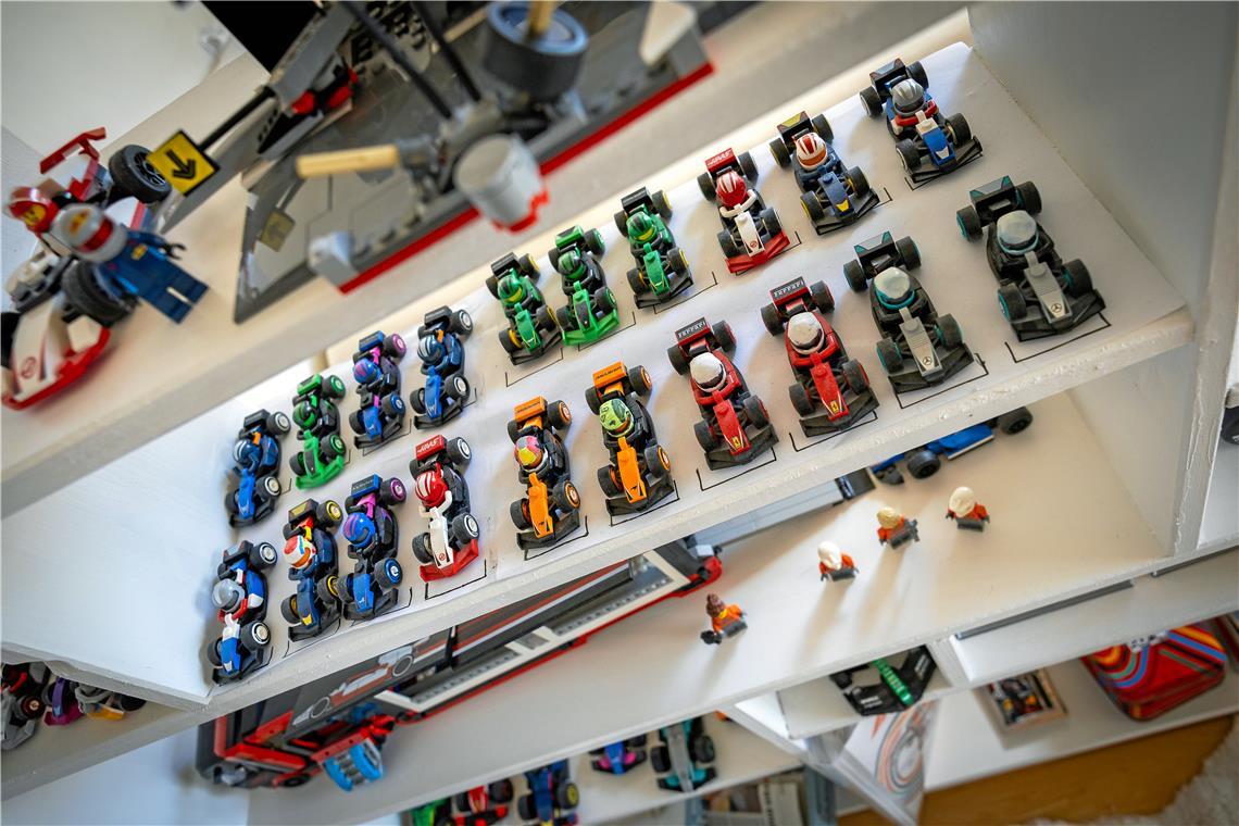 Die Helme der Lego-Rennfahrer sind entsprechend den aktuellen Formel-1-Fahrern bemalt.