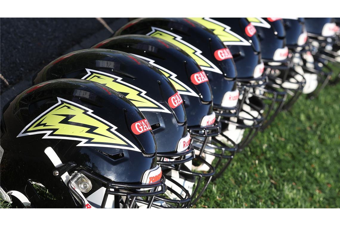 Die Helme gehören zu den Besitztümern von Stuttgart Surge.