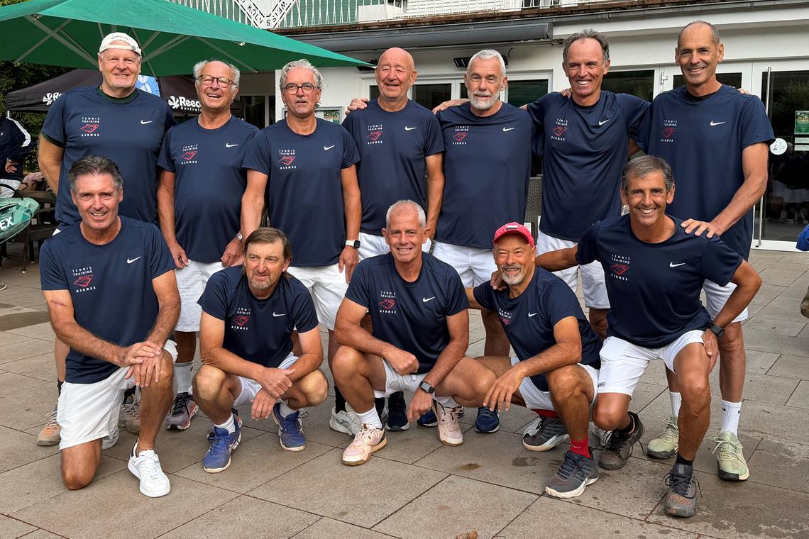Die Herren-60-Meistermannschaft der TSG Backnang Tennis (hinten von links): Uwe Grund, Bodo Schäftlmeier, Helmut Bayer, DusanKulhaj, Thomas Renz, Pablo Semprun und Marc Gorriz. Vorne von links: Hans-Ulrich Kirmse, Ales Novotny, Miguel Puig-de Vall Lamolla,Vicente Jimenez und Joan Navarro. Foto: privat