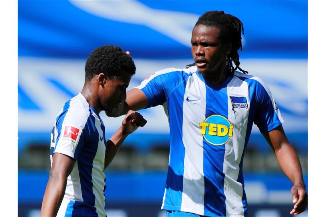 Die Hertha freut sich auch dank Javairo Dilrosun (l) über den nächsten Erfolg. Foto: Hannibal Hanschke/Reuters Pool/dpa