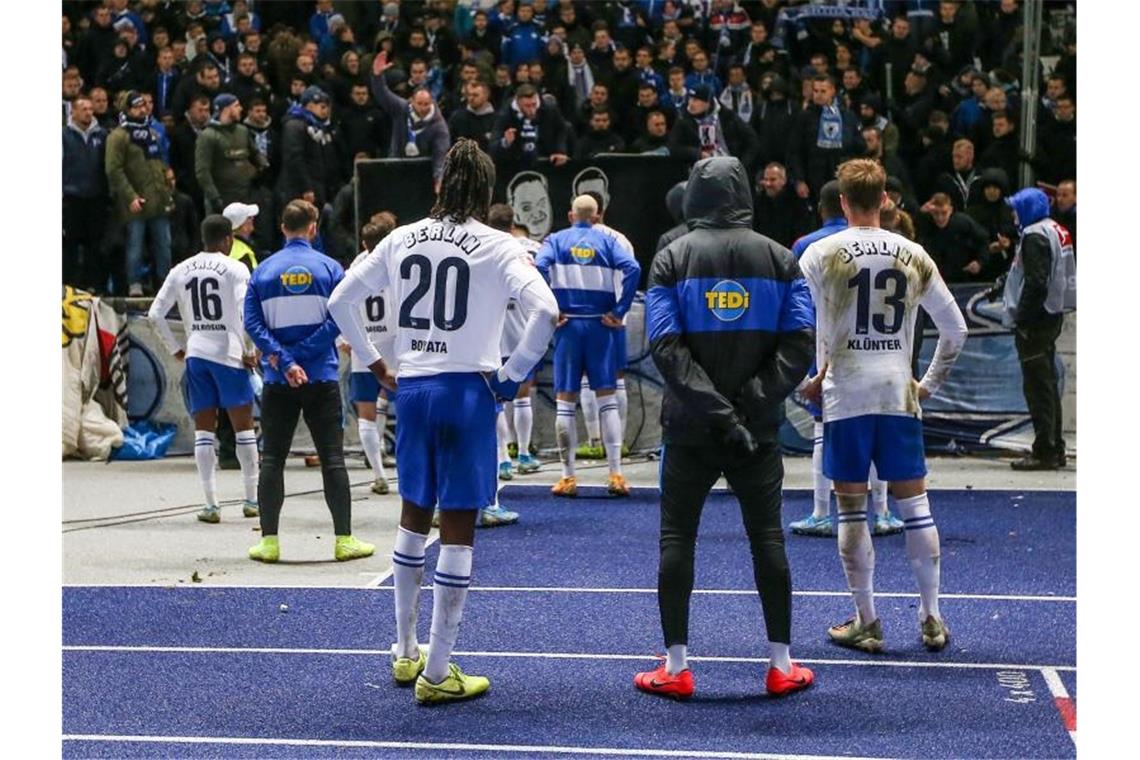 Die Hertha-Profis mussten sich nach der Heimpleite gegen Leipzig gegenüer ihren Fans erklären. Foto: Andreas Gora/dpa