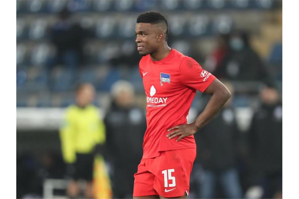 Hertha-Coach Labbadia sucht und flucht: „Im Dreck gelandet“ Die Hertha-Profis um Stürmer Jhon Cordoba enttäuschten in Bielefeld. Foto: Friso Gentsch/dpa