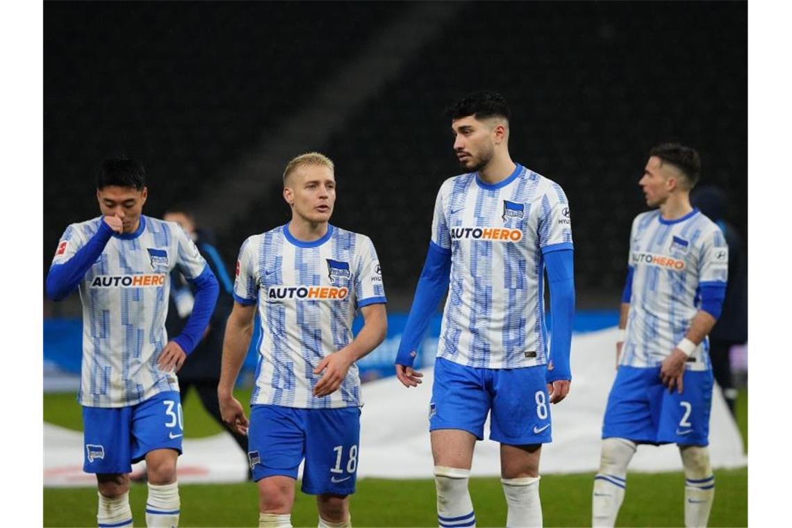 Schon 43: Herthas Gegentor-Problem wird zum Druckverstärker Die Hertha-Spieler waren nach dem Schlusspfiff enttäuscht. Foto: Soeren Stache/dpa-Zentralbild/dpa