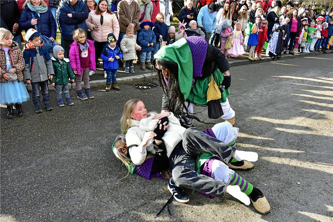 Die Hexen haben es auf Schuhe von jungen Damen abgesehen. Faschingsumzug in Alth...