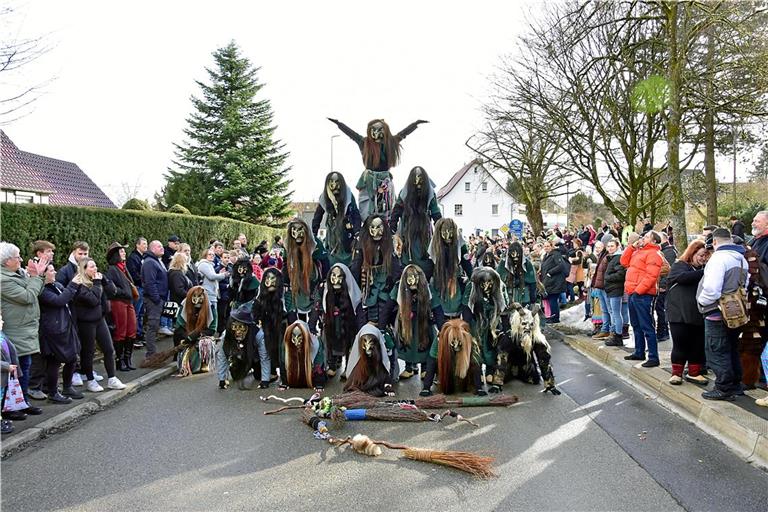Die Hexenpyramide der Spiegelberger Wetzstoi-Hexa beeindruckt die Zaungäste.