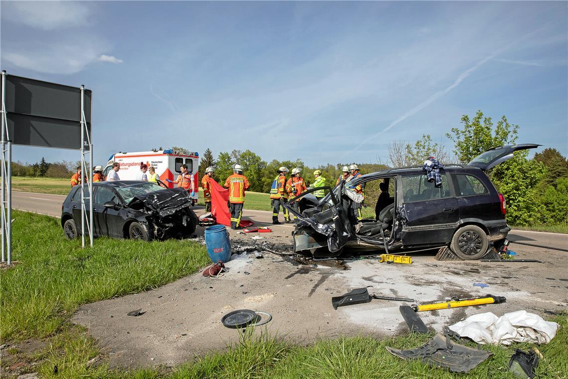 Tödlicher Unfall auf der B14 belastet auch die Einsatzkräfte Die Hilfskräfte können für die Unfallbeteiligten nichts mehr ausrichten. Foto: Jörg Fiedler
