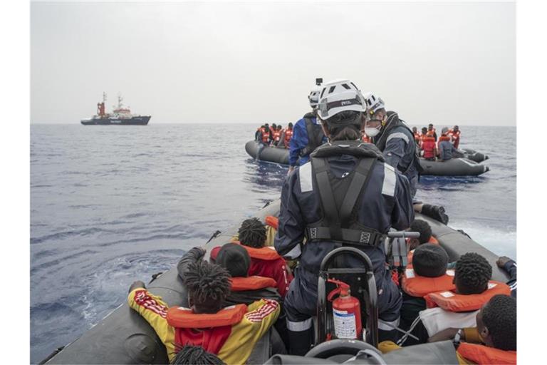 Die Hilfsorganisation Sea-Watch bringt bei einem Rettungseinsatz im zentralen Mittelmeer Migranten in Sicherheit. Foto: Fabian Melber/Sea-Watch.Org/dpa