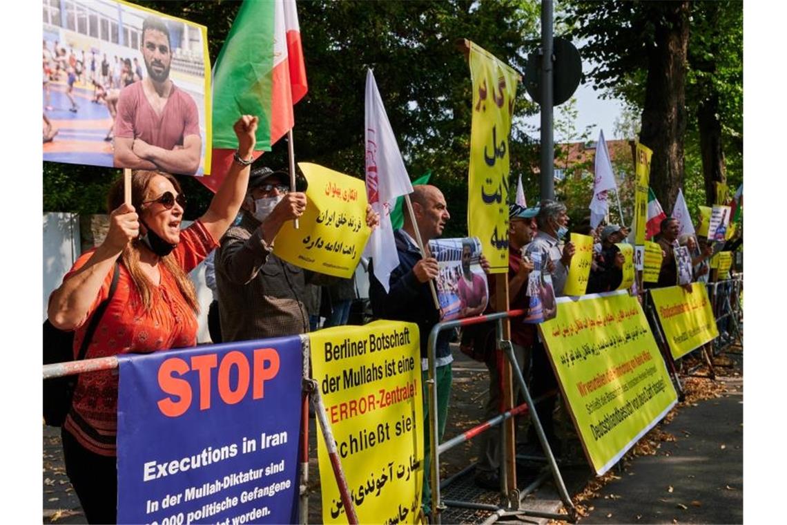 Die Hinrichtung des iranischen Ringers Navid Afkari führte auch in Deutschland zu heftigen Protesten. Foto: Annette Riedl/dpa