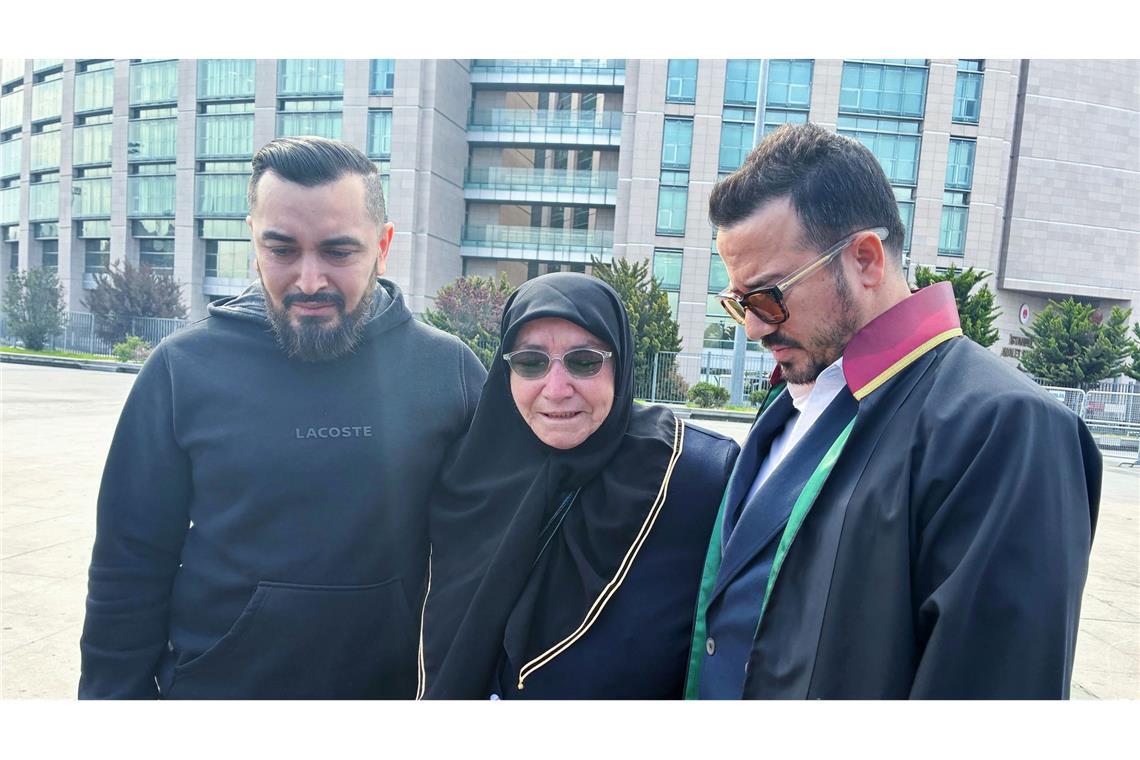 Die Hinterbliebenen der in Istanbul verstorbenen Familie aus Hamburg sind zum Prozessauftakt in Begleitung ihres Anwalts Yasar Balci (rechts) erschienen.
