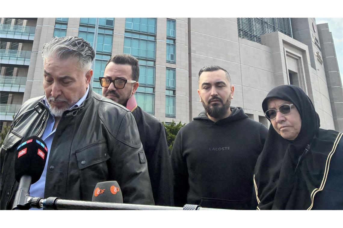 Die Hinterbliebenen der vierköpfigen Familie erhoffen sich ein hohes Strafmaß für die Angeklagten.