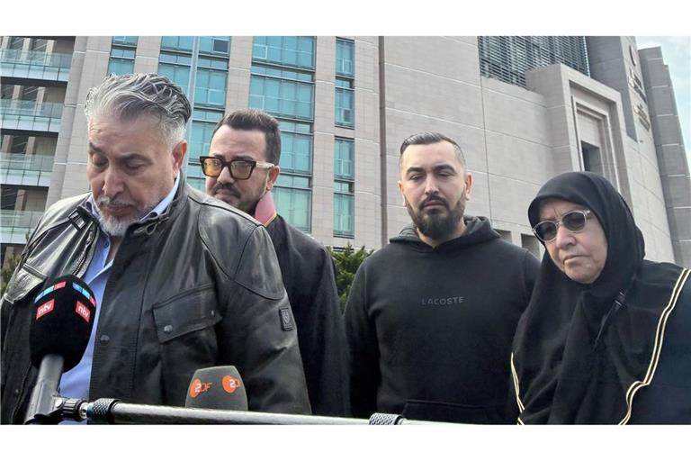 Die Hinterbliebenen der vierköpfigen Familie erhoffen sich ein hohes Strafmaß für die Angeklagten.
